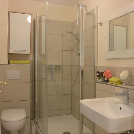 Casa vacanze Gruppen Und Familienstadthaus 5-6 Betten, 4 Baeder, 2 Terrassen Und Balkon Neustadt an der Weinstraße