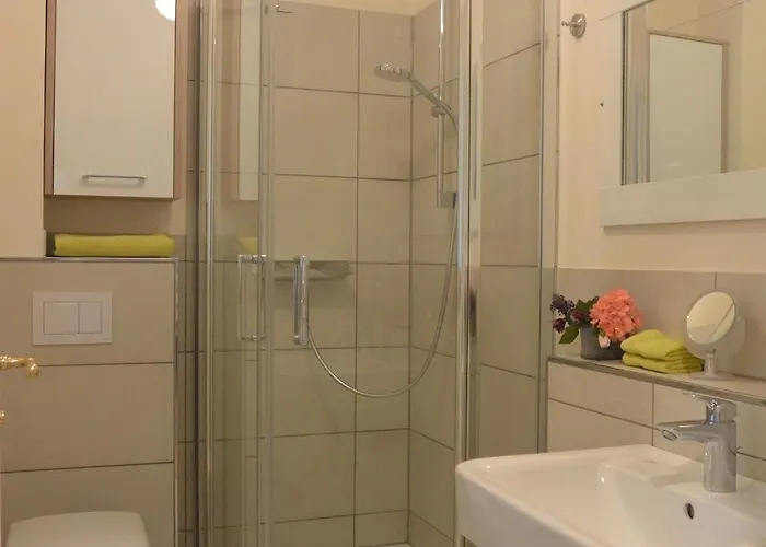 Ferienhaus Gruppen Und Familienstadthaus 5-6 Betten, 4 Bäder, 2 Terrassen Und Balkon Neustadt an der Weinstraße